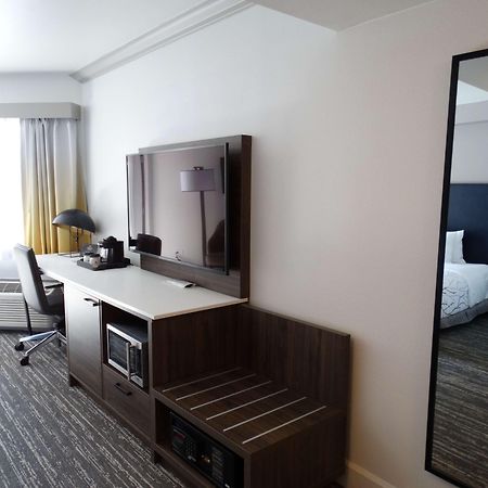 Best Western Premier Denver East Room photo